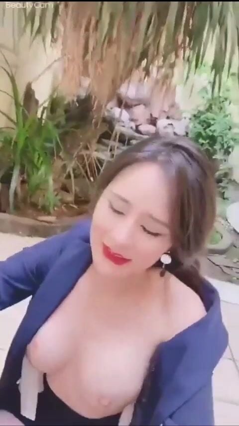Bú cu người yêu ở trước nhà